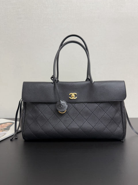 CHANEL baguette bag