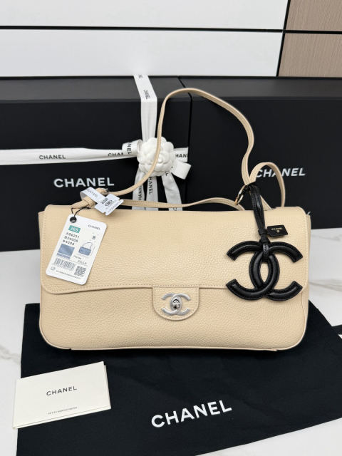 CHANEL Jennie MAXI Extra Large Flap Bag