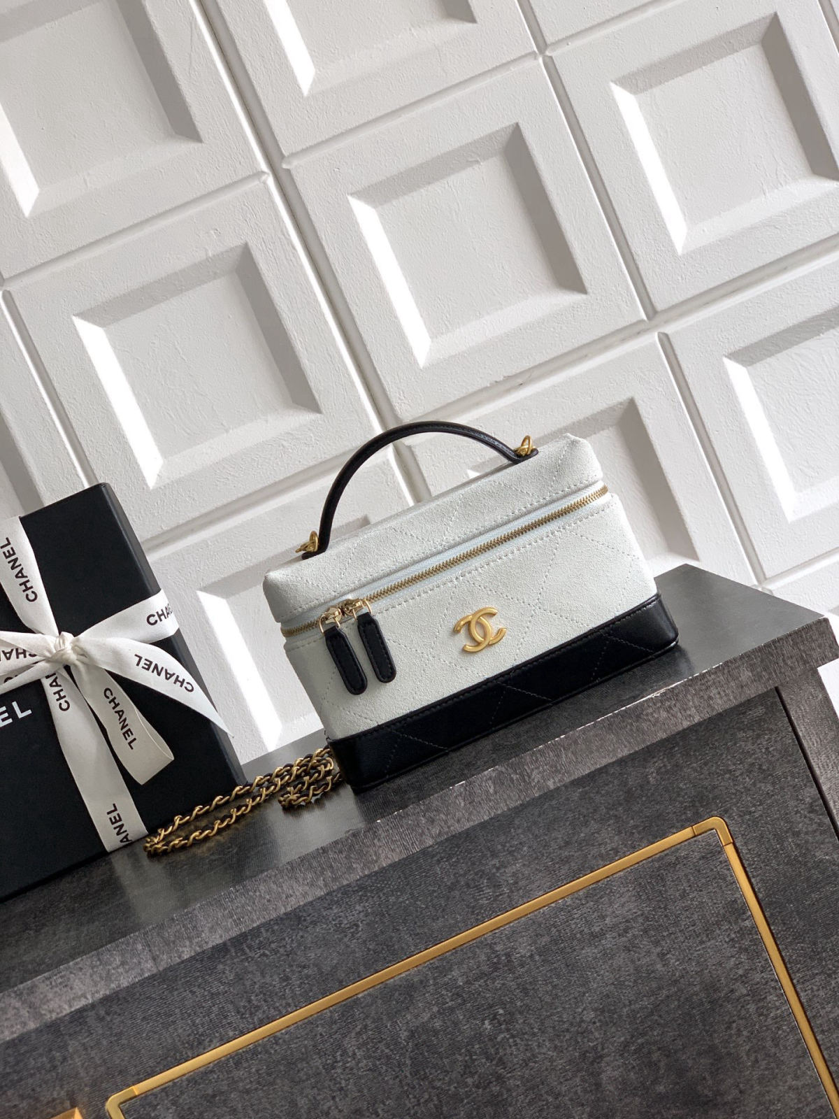 (Black and light gray) CHANEL brown suede and black lambskin lunchbox LP bag