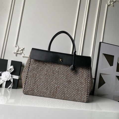 CHANEL Urban Essential