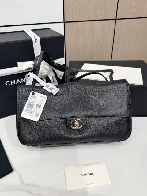 CHANEL Jennie MAXI Extra Large Flap Bag