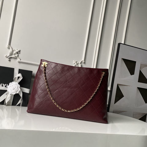CHANEL SpringXSummer Collection's Bestselling Commuter Tote Bag