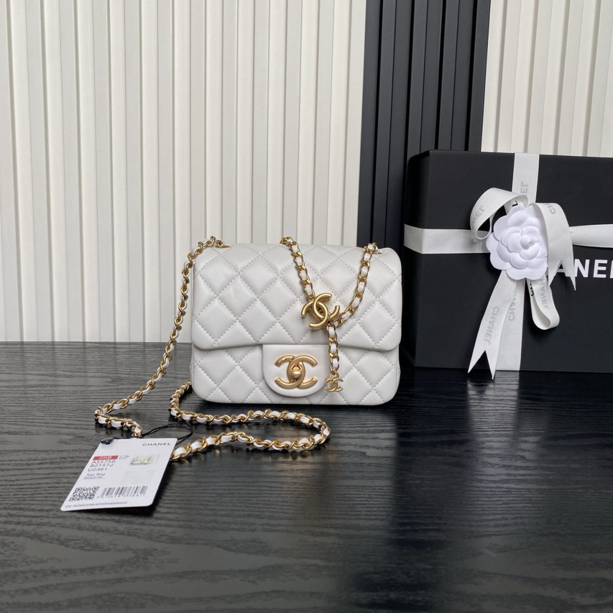 CHANEL's exquisite double C clasp
