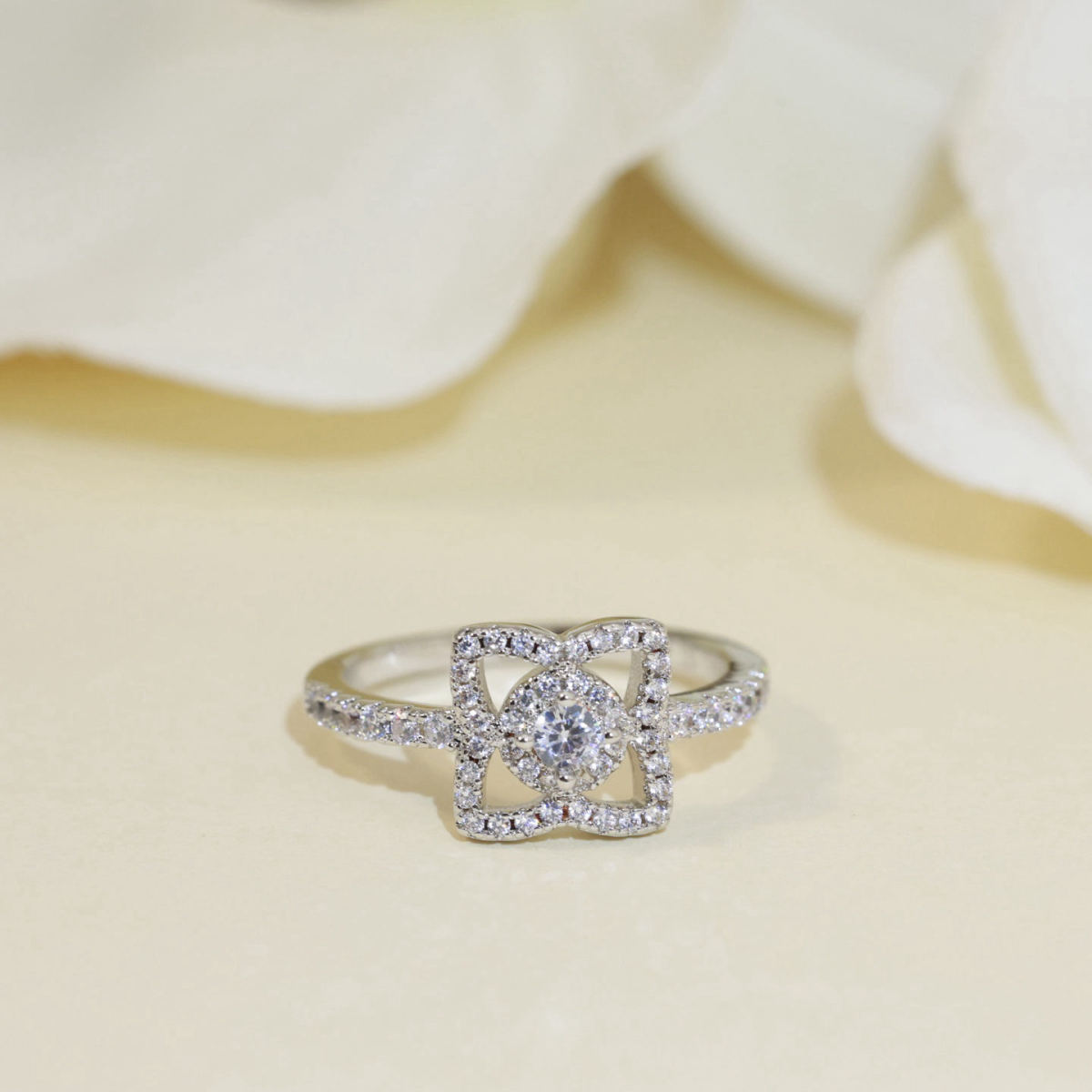 DE BEERS Lotus Ring