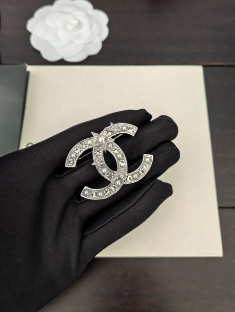 Chanel platinum five-pointed star brooch