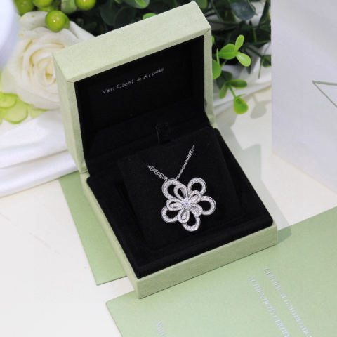 Van Cleef Arpels Flowerlace Large Flower Necklace