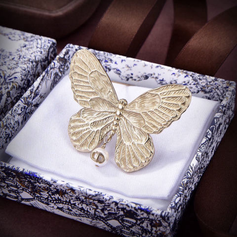 Dior's new bee earrings