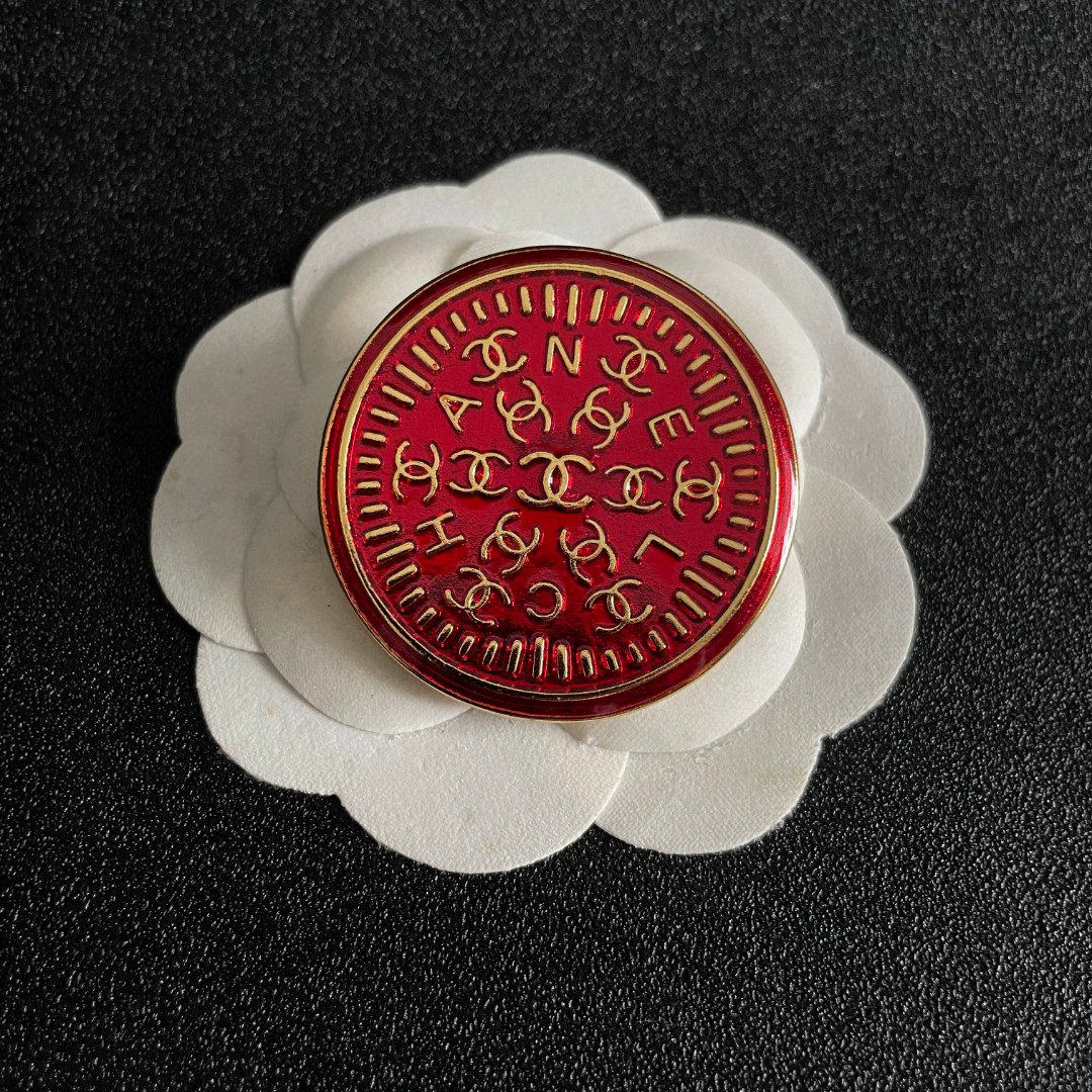 CHANEL round double C brooch
