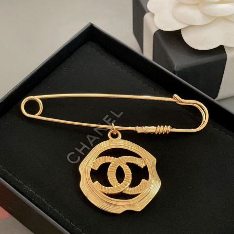 Chanel brooch pendant