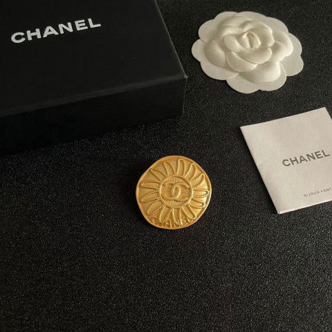 CHANEL pearl brooch