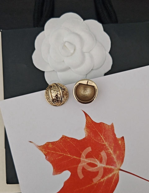 Chanel round walnut pattern earrings