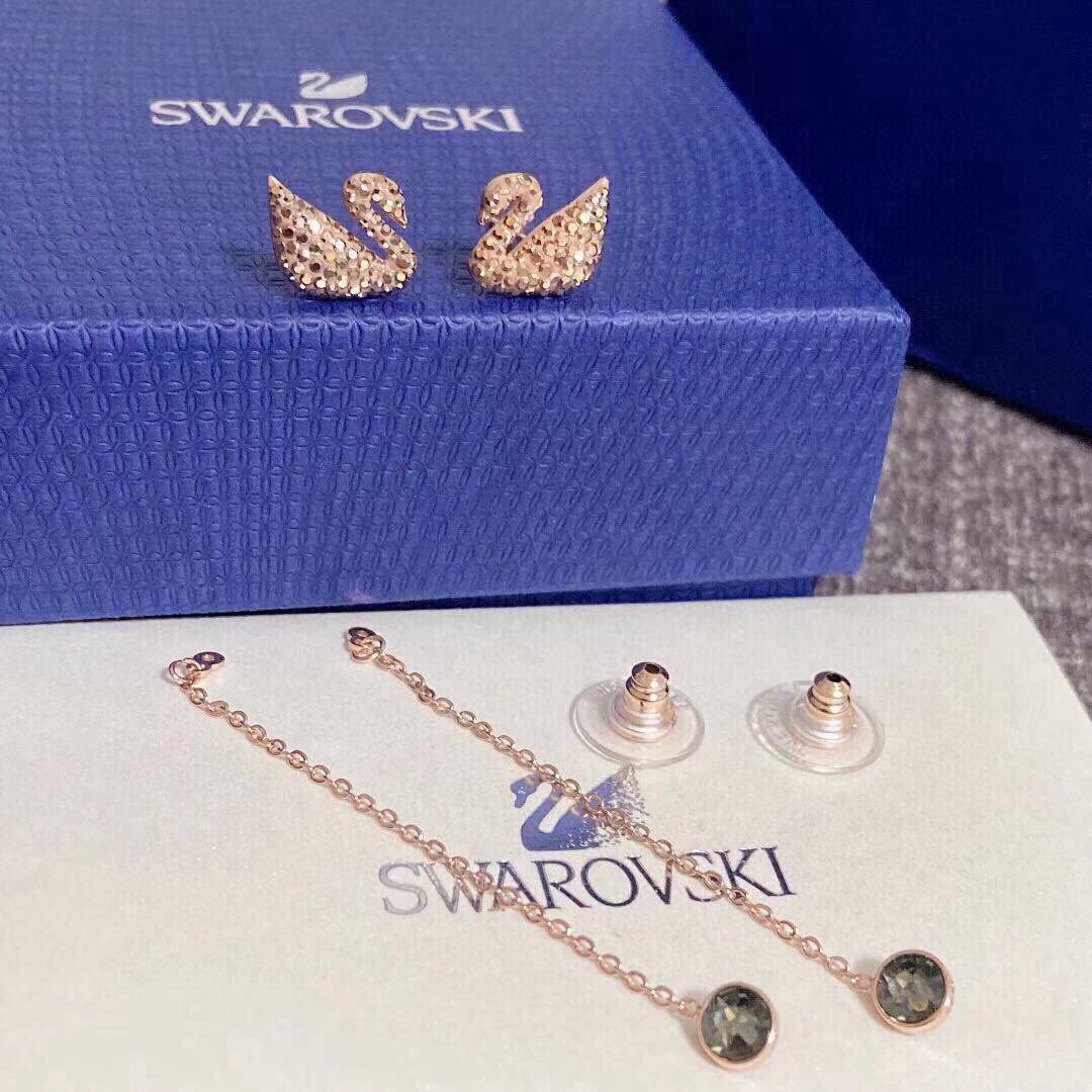 SWAROVSKI Fall/Winter Classic Rose Gold Crystal Swan Earrings for Round Faces