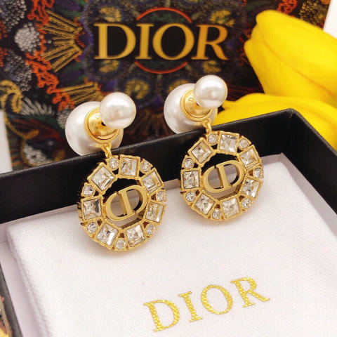 Dior letter-shaped round pearl stud earrings