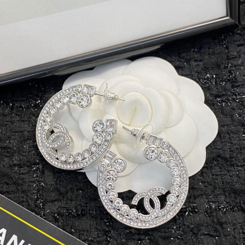 Chanel earrings, exquisite rhinestone C-ring earrings