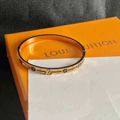 LV logo-printed four-leaf clover engraving bracelet with openwork design