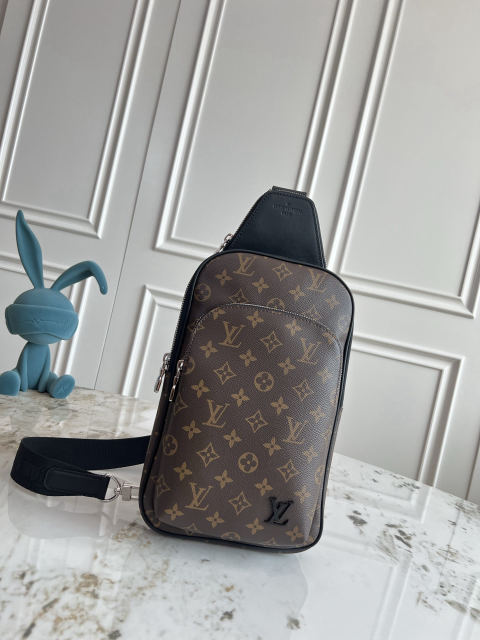 Avenue shoulder bag