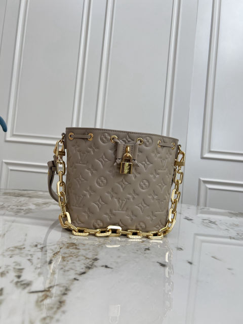 Bucket handbag