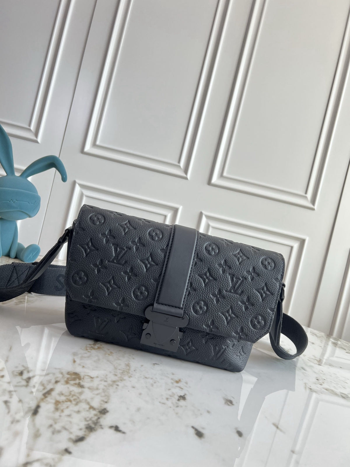 SXCape messenger bag