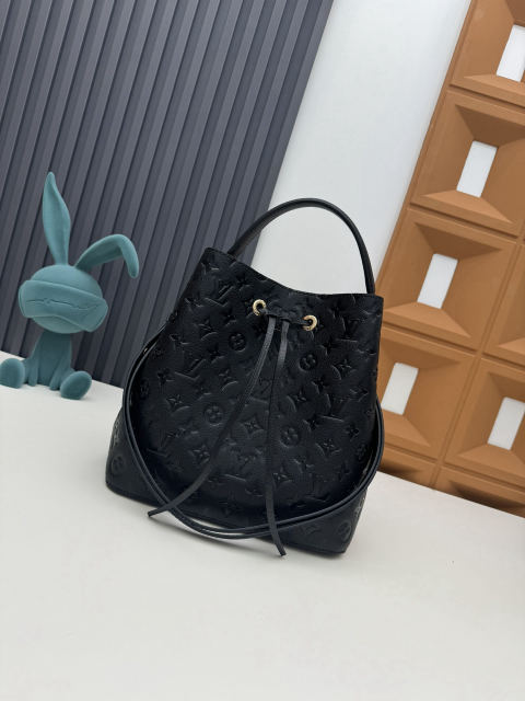 Black N��oNo�� medium bucket bag