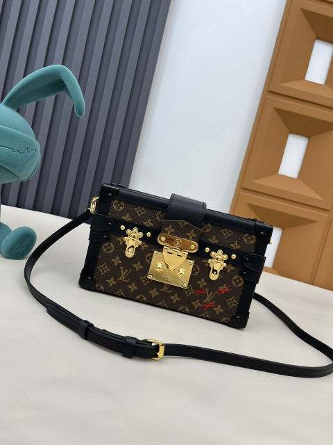 Petite Malle handbags