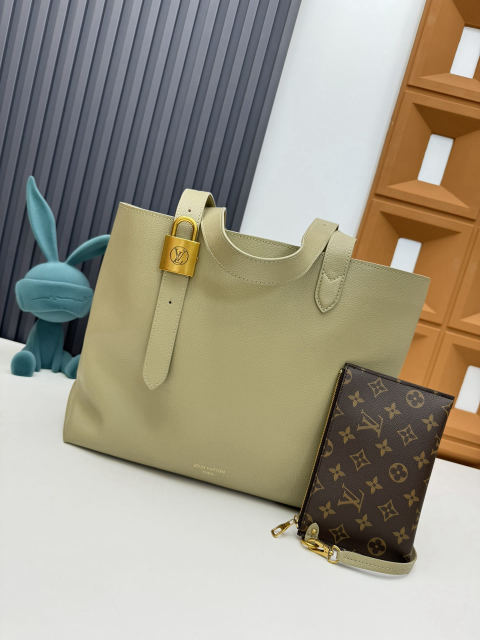 LV Low Key Hobo