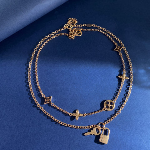 LV metallic finish, glossy monogram pattern, four-leaf clover, diamond flower key padlock pendant, double chain.