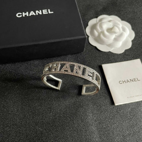 CHANEL C-letter openwork bracelet; Chanel high-quality micro-diamond bracelet.