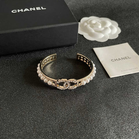 CHANEL C-letter pearl bracelet