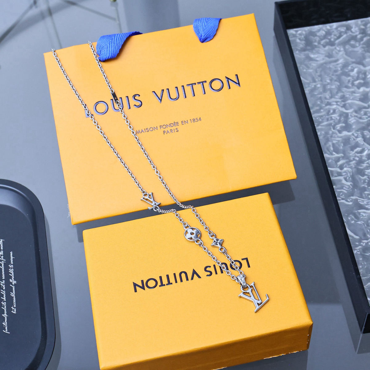 LV DIMENSION pendant